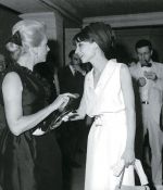 Argazki historikoak - Deborah Kerr, Audrey Hepburn, 1964