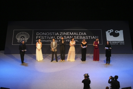 Adriana Ugarte, Diego Luna, Sebasti�n Cordero, Ana �lvarez, Edurne Ormazabal, Barbara Goenaga, Aizpea Goenaga